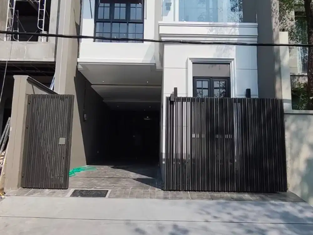 Rumah ON Progress Manyar Indah American Style Ada 2 unit One Gate