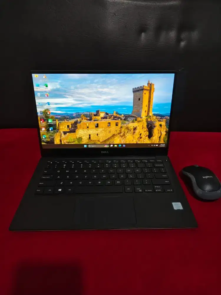 Dell XPS 13 9360 - Core i7-8TH (16/512 Gb) 
Layar QHD IPS