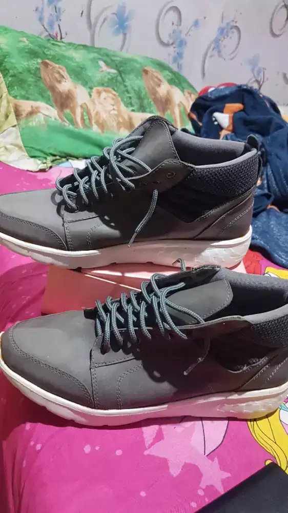 Jual cepat sepatu seneker bekas