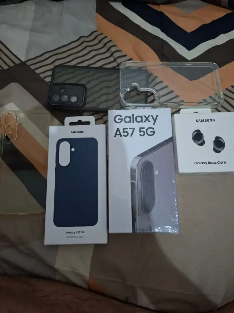 Samsung a57 12/256 paket lengkap buds core dan silikon ori samsung