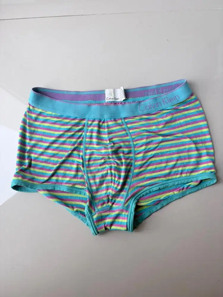 celana dalam boxer Calvin Klein CK One pelangi (M ke L), karet aman