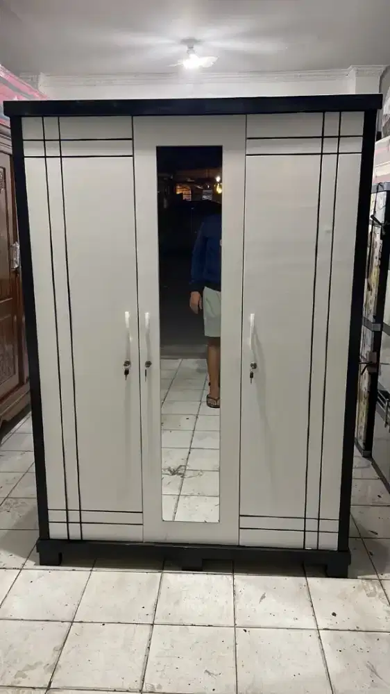 Lemari Pakaian 3 Pintu Kayu Multiplek Anti Air