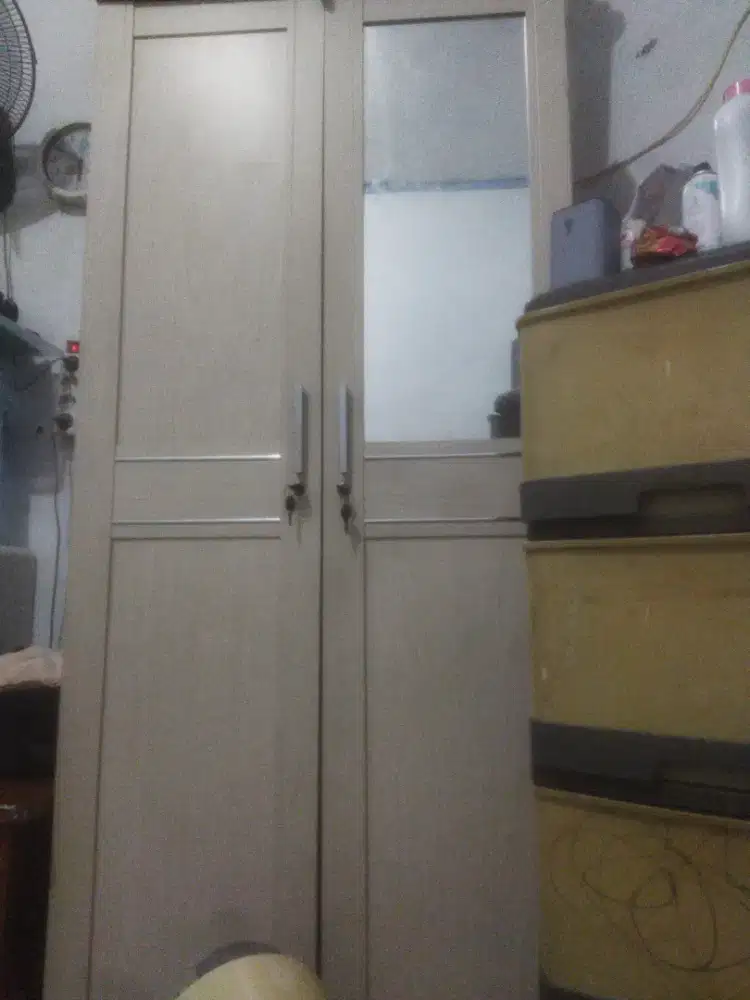 Dijual lemari 2 pintu warna beige