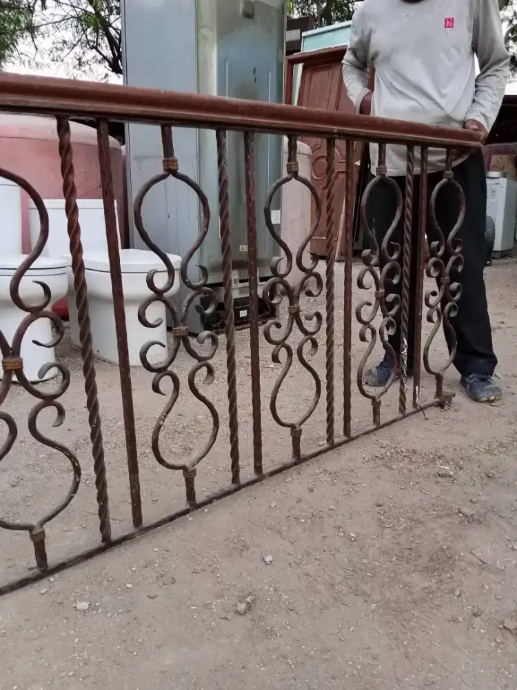 Railing balkon dan tangga besi tempa antik
