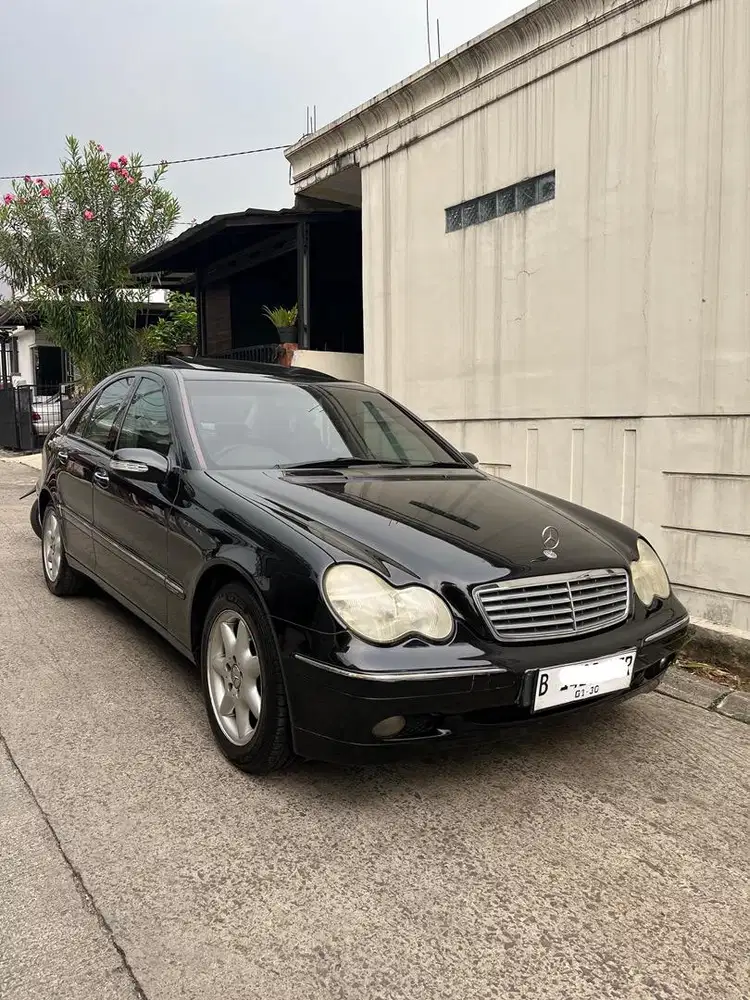 Mercy W203 C240 AT tahun 2003 black on beige
