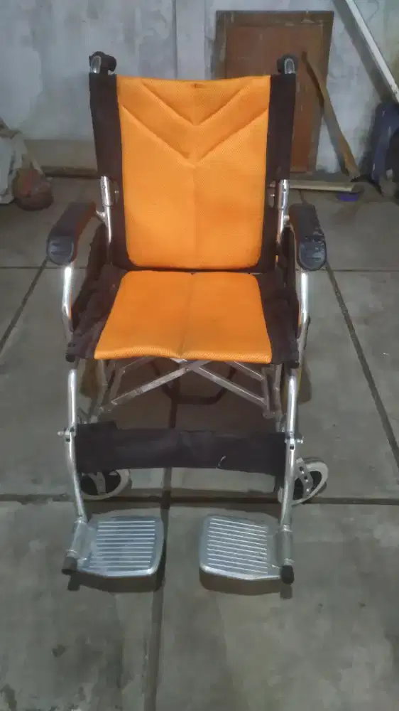 Kursi roda merek GEA Medical