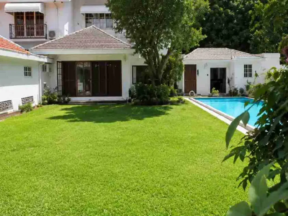 RUMAH PUSAT KOTA DAERAH ELITE MENTENG JAKARTA PUSAT PRIVAT POOL SHM RAPI SIAP HUNI