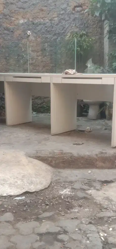 Meja komputer mau di jual