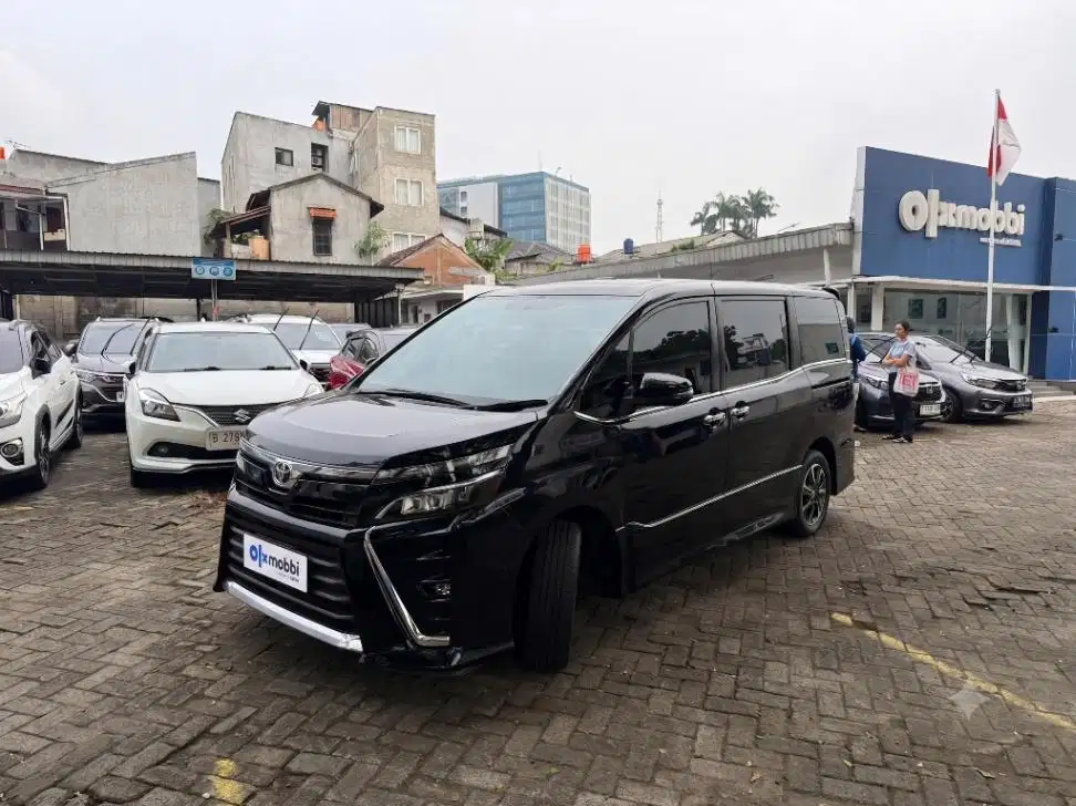 LOW DP Toyota Voxy 2.0 Bensin-AT 2020 SMI