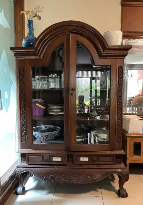 Lemari Display Jati Klasik – Arch Glass Cabinet | Premium Heritage Col