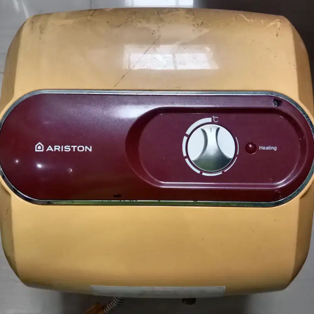Water Heater Ariston 10 liter 200watt.