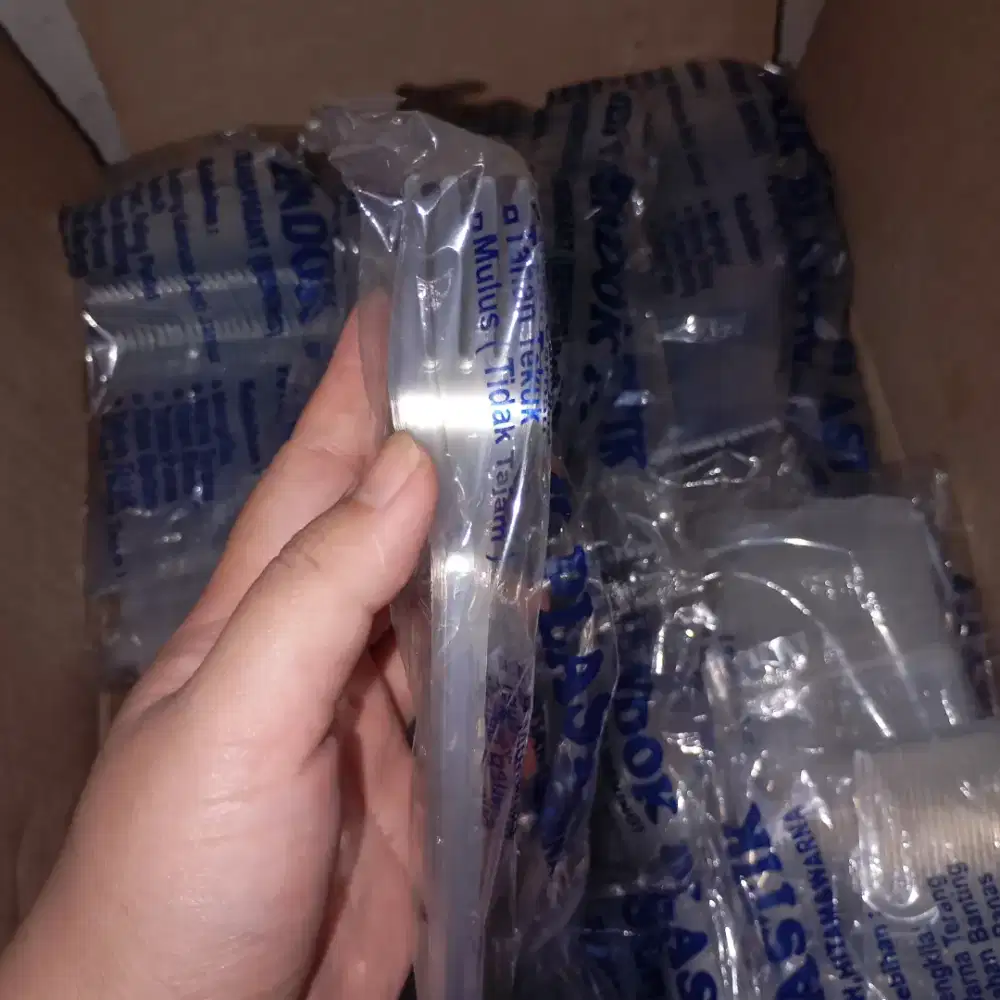 Garpu Plastik saja. Sendok habis