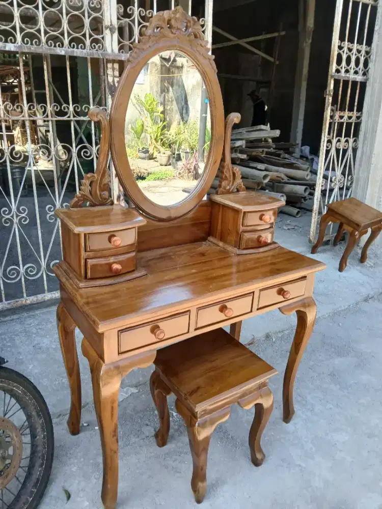 Meja Rias Oval Kayu Jati
