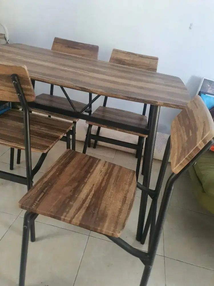 Meja makan informa