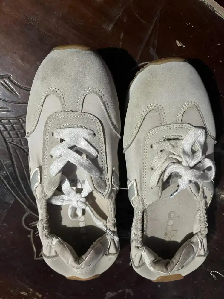 Sepatu Diadora Ravenna warna Beige