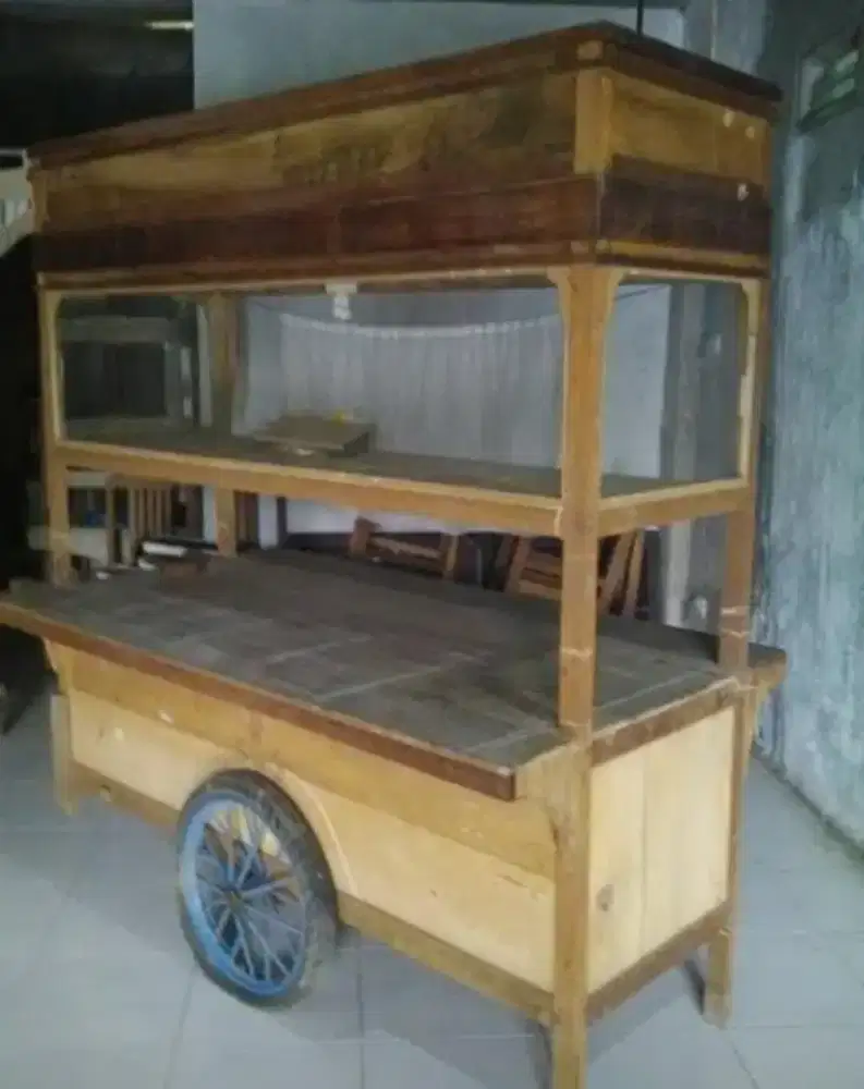 GEROBAK DAN KURSI KAYU