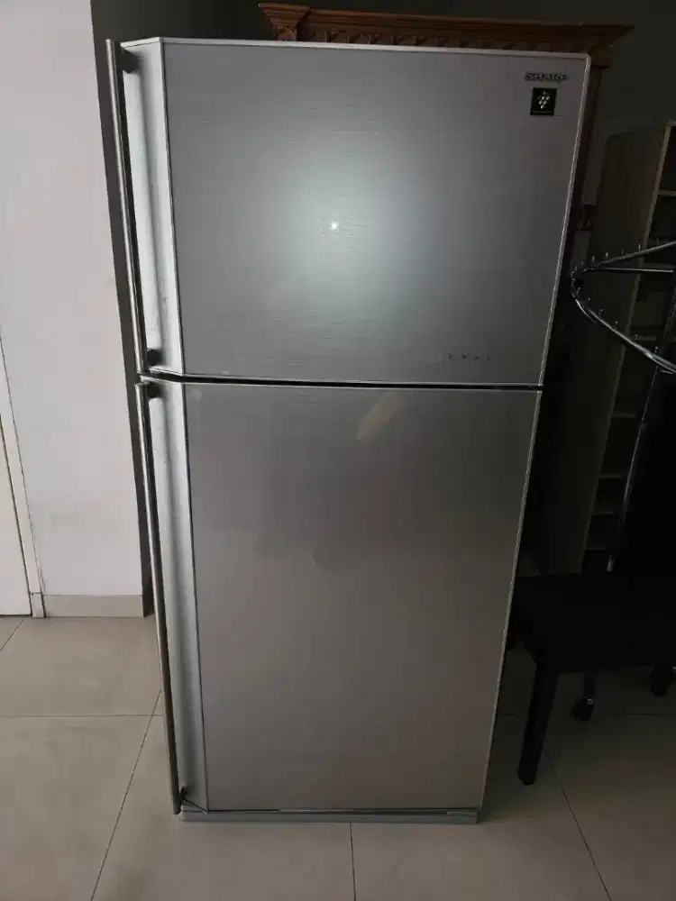 Kulkas 2 pintu merek Sharp 300 liter