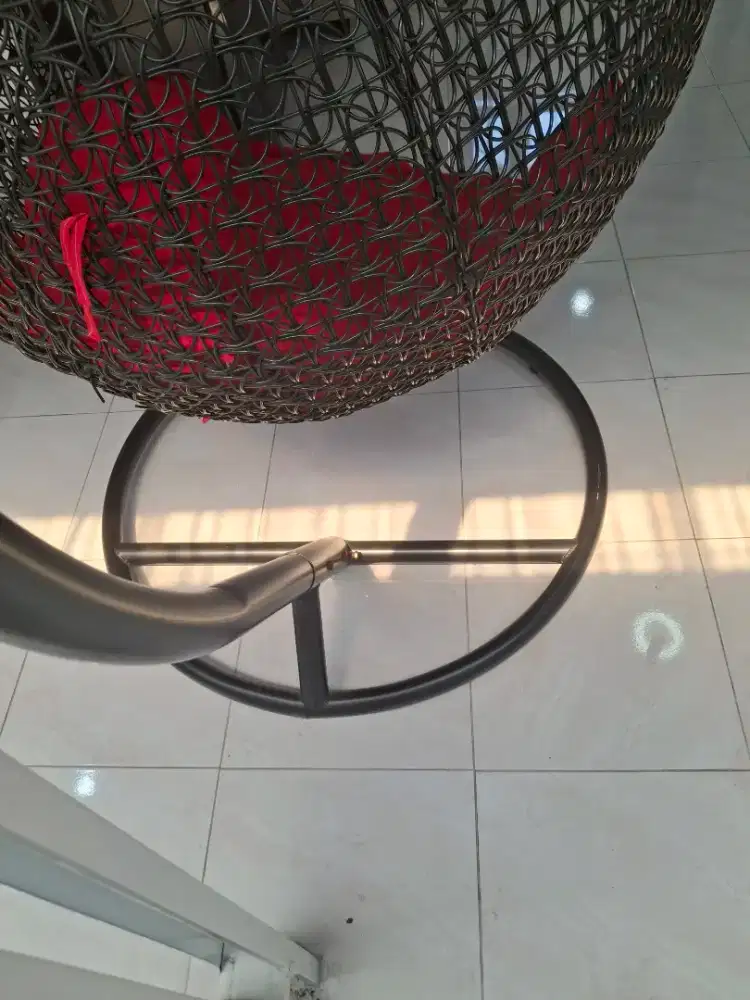 Ayunan rotan tiang besi kokoh