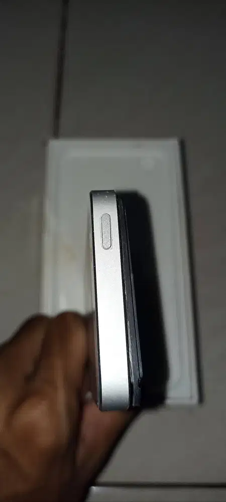 Hp Iphone 5 dalam keadaan layar mati