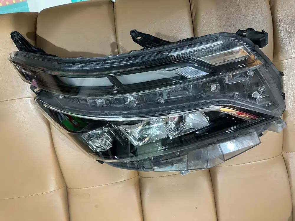 Lampu Head Lamp Toyota Voxy Kanan