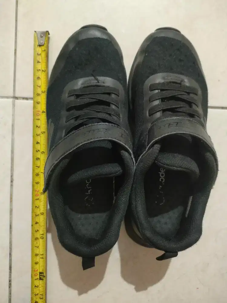 Sepatu Sketcher Hitam buat Sekolah Anak size 36