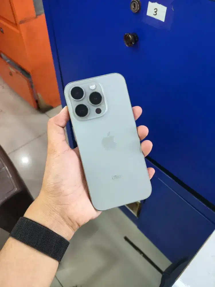 Seken iphone 15 Pro 128gb Garansi Resmi Apple Off