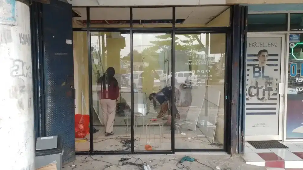 Partisi sekat aluminium dan kaca
