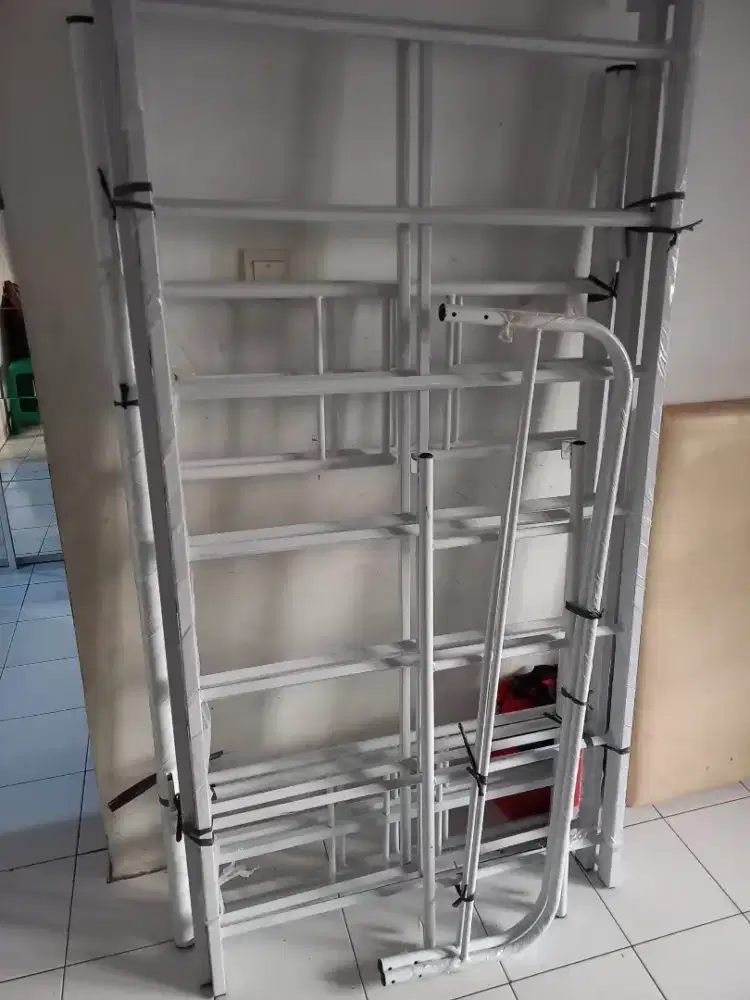 Ranjang besi tingkat
