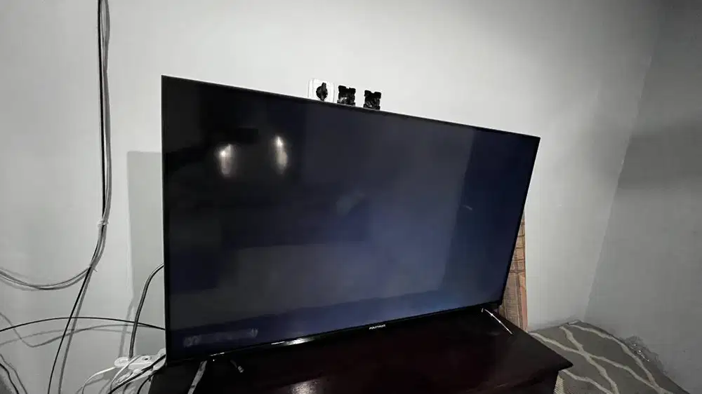 Polytron Smart TV 50 Inch UHD 4K (Kondisi sesuai foto)