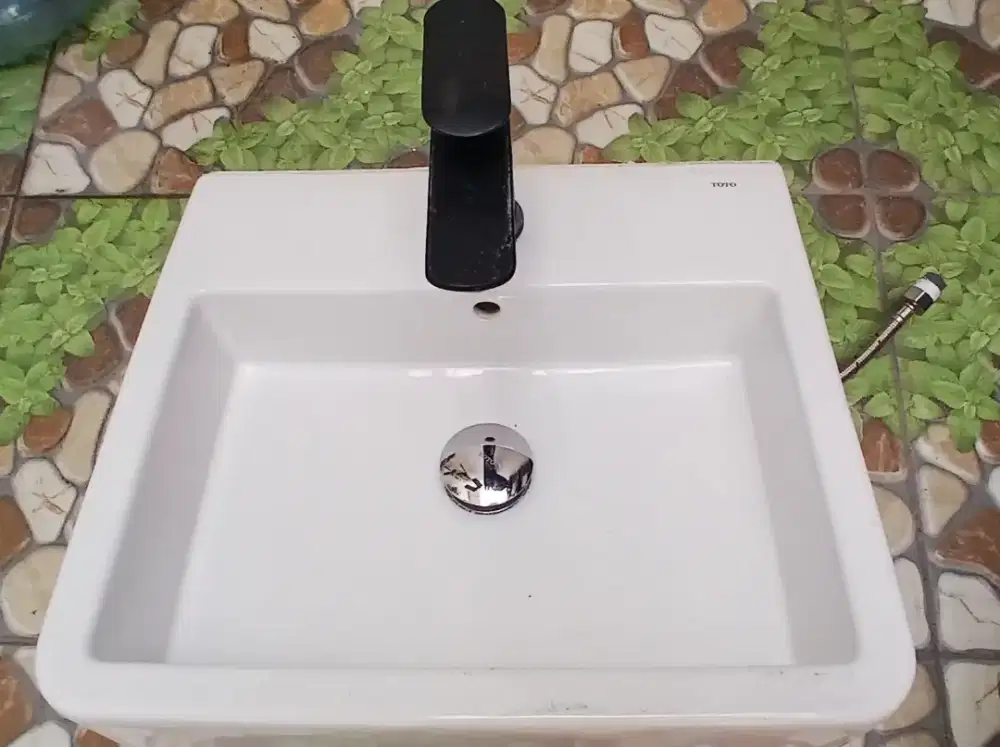 Wastafel cuci tangan merk TOTO