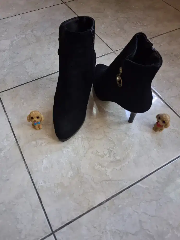 Sepatu boot hak