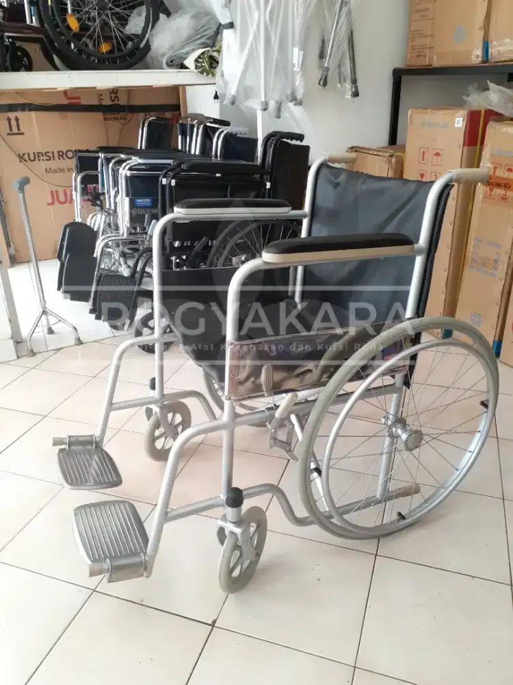 Kursi roda standart bekas