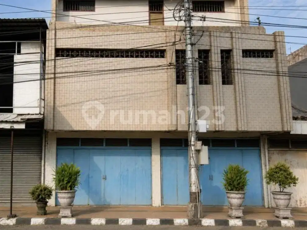 Ruko 3 Lantai di Pusat Bisnis dan Komersial