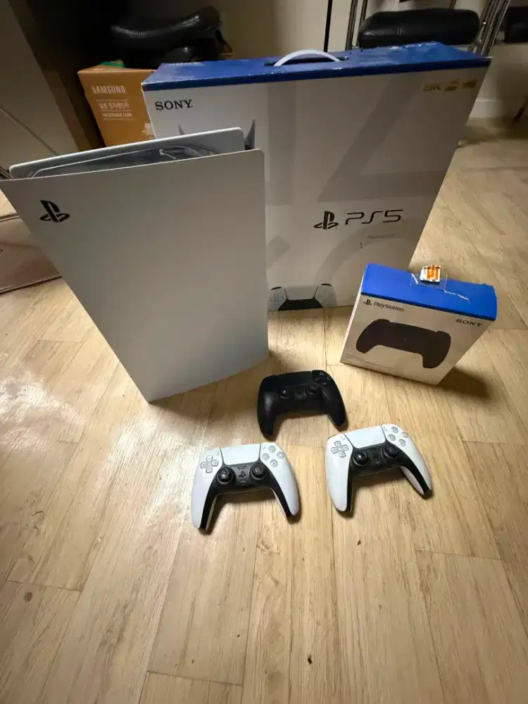 PS5 like new 825GB