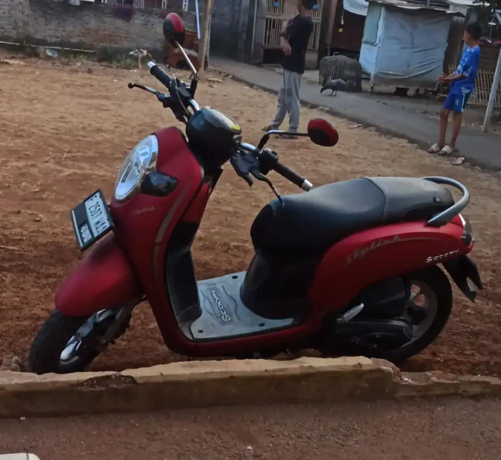 Scoopy stylish 2019 (Merah maroon)