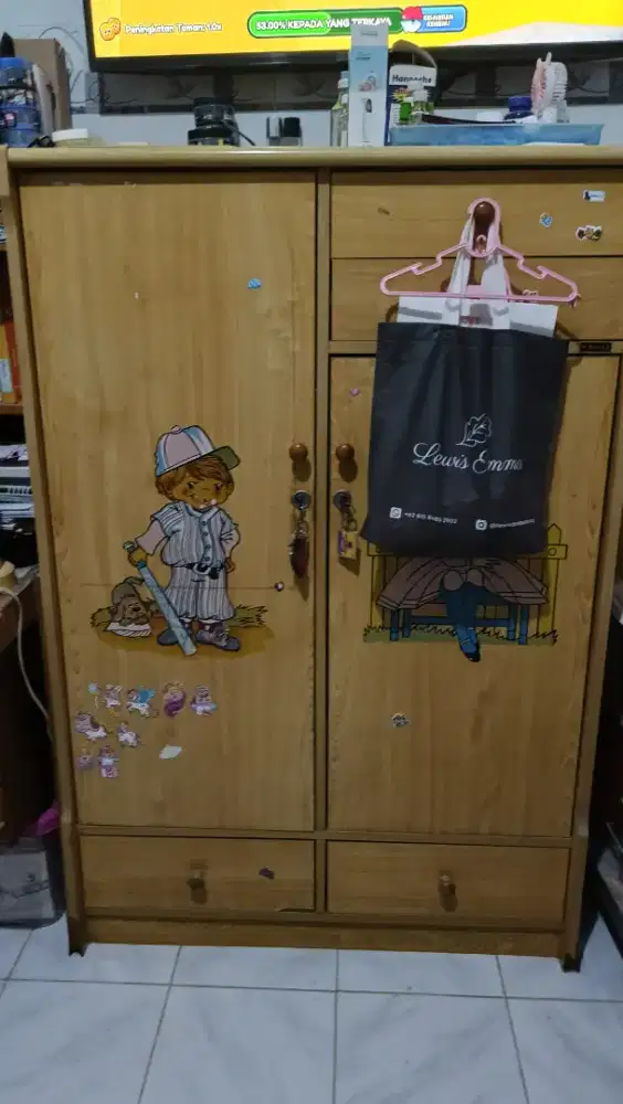 Lemari pakaian 2 pintu bahan kayu