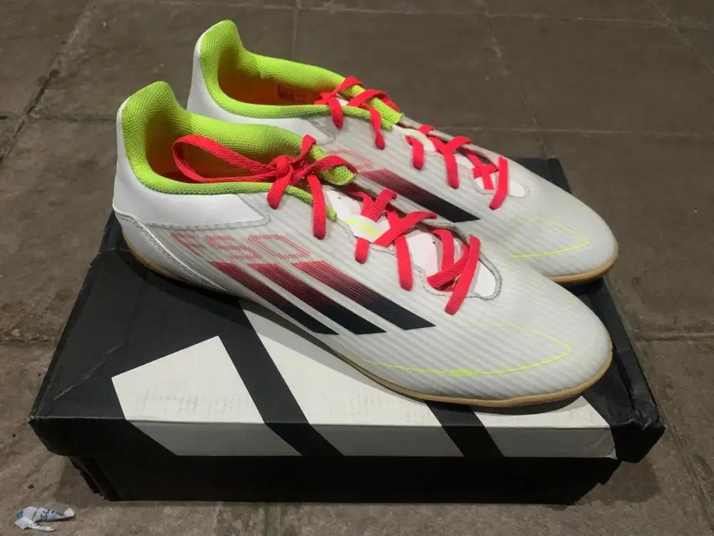 Sepatu futsal adidas