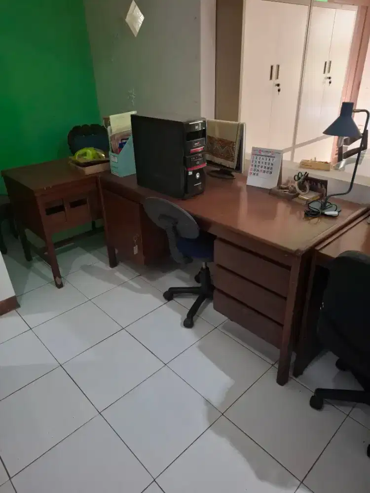 Meja Kantor setengah biro dan biro