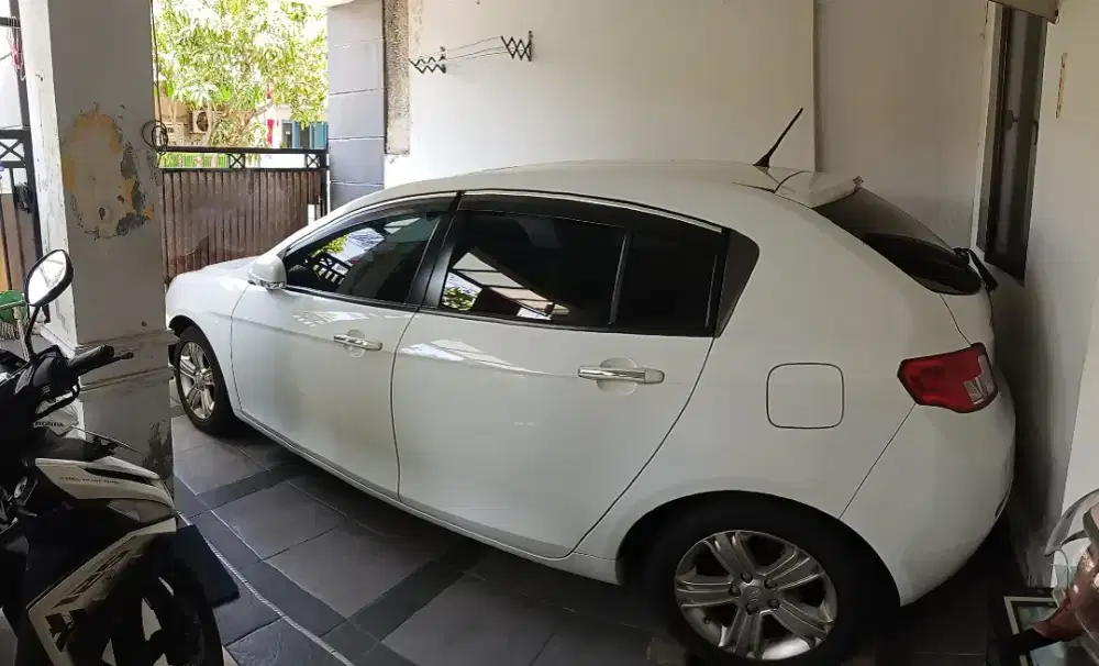 Mobil Geely Emgrand 7 Hatchback Putih kesayangan