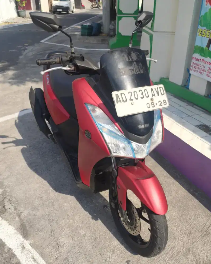 Lexi warna merah merona