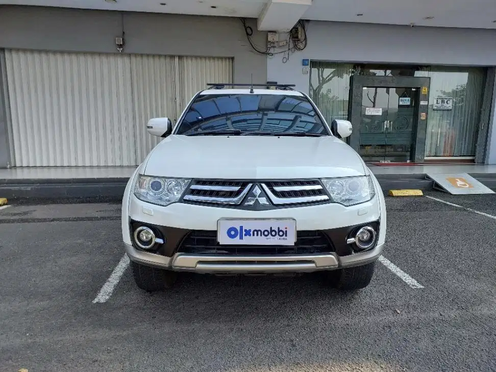 LOW DP Mitsubishi Pajero Sport 3.0 Bensin-AT 2015 BCY