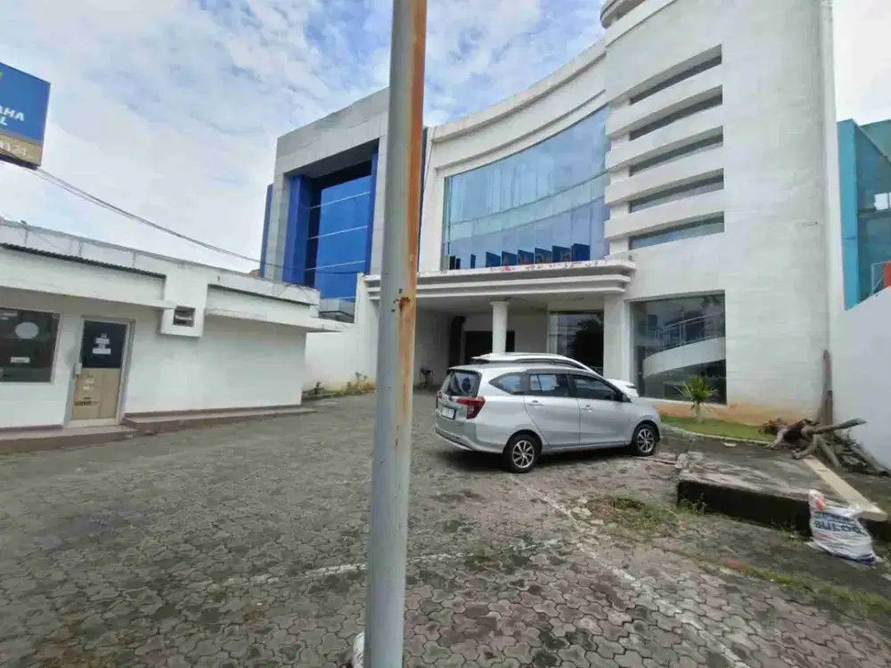 Sewa Jual Gedung 3 Lantai Tengah Kota Semarang Parkiran Luas