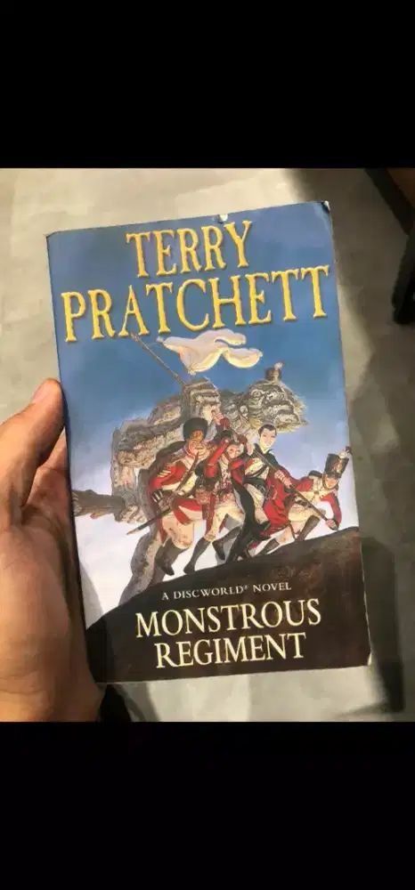 Buku Terry Pratcher Monstrous Regiment