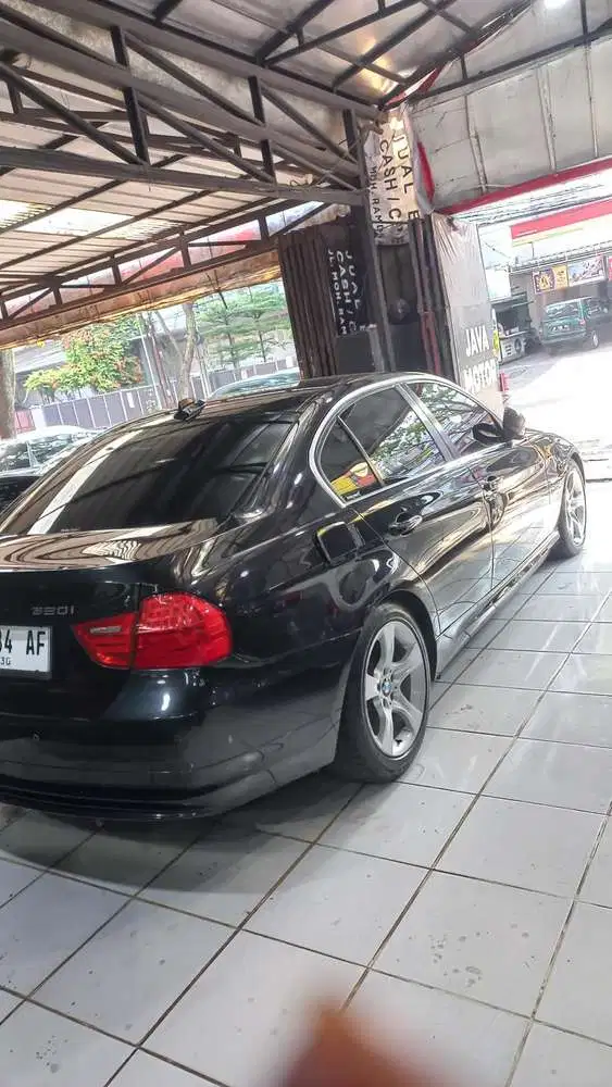 BMW 320i 2011 Bensin
