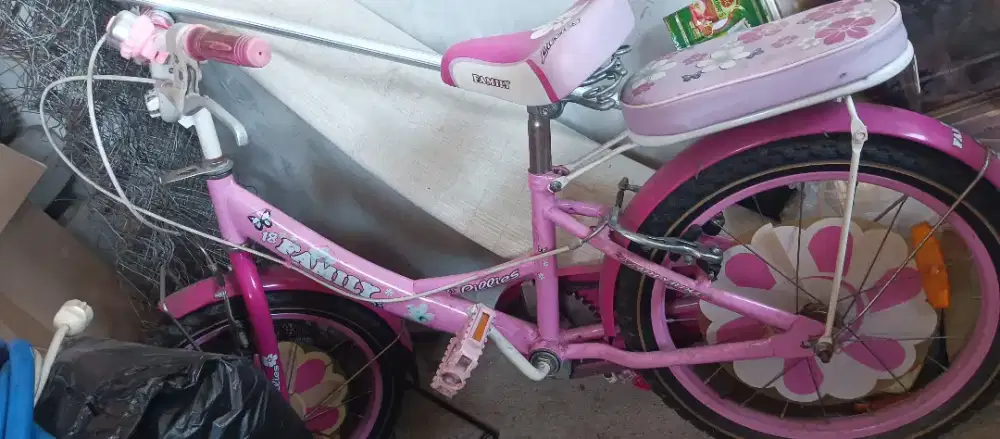 Di jual sepeda anak merek famili