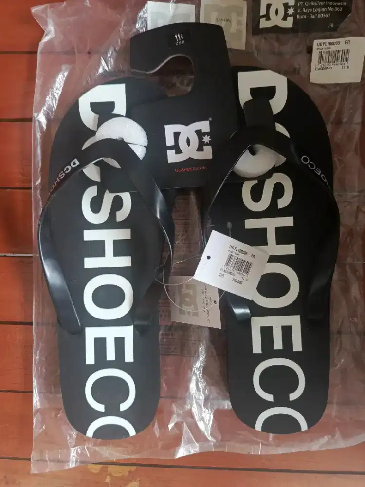 Sandal DC size 44 Original 100% kondisi Baru