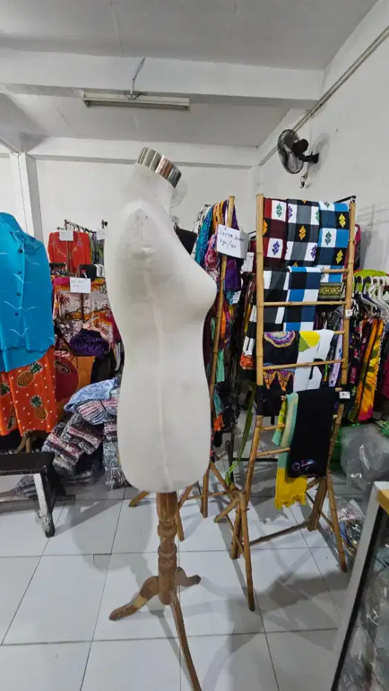 Manekin wanita setengah badan warna putih plus tiangnya