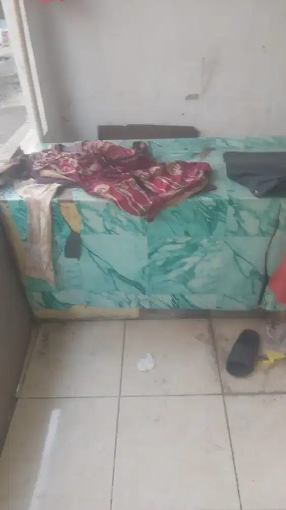 Meja bekas dagang depan rumah tidak terpakai