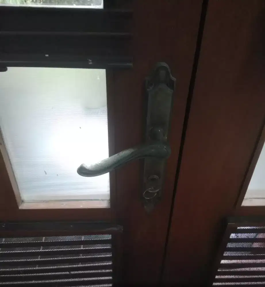 Servis/perbaikan/service pintu kayu,alumunium,besi
