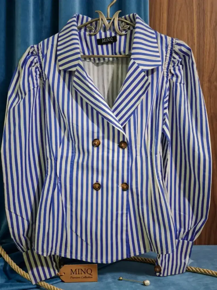Blazer motif garis biru putih lengan balon cantik dan modis